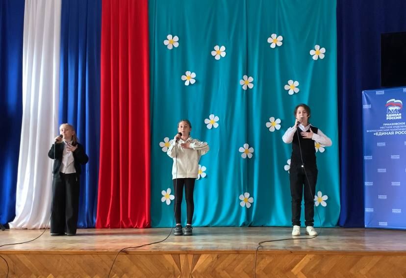 В нашем Приазовском Доме Культуры продолжаются занятия по эстрадному вокалу, наполненные музыкой, творчеством и стремлением к совершенству! В нашем Приазовском Доме Культуры продолжаются занятия по эстрадному вокалу, наполненные музыкой, творчеством и стремлением к совершенству!