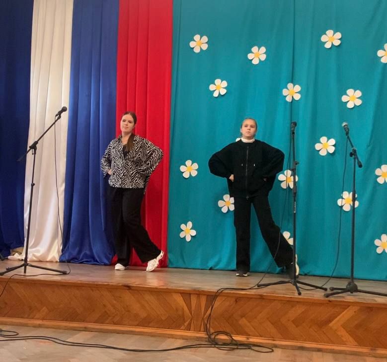 В нашем Приазовском Доме Культуры продолжаются занятия по эстрадному вокалу, наполненные музыкой, творчеством и стремлением к совершенству! В нашем Приазовском Доме Культуры продолжаются занятия по эстрадному вокалу, наполненные музыкой, творчеством и стремлением к совершенству!