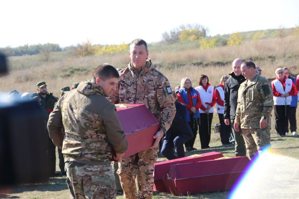 Министр культуры Светлана Назина приняла участие в церемонии перезахоронения бойцов Красной армии в Мордвиновке Министр культуры Светлана Назина приняла участие в церемонии перезахоронения бойцов Красной армии в Мордвиновке