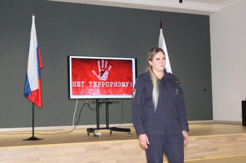 В Мелитополе транспортные полицейские провели для школьников лекцию о противодействии экстремизму и терроризму В Мелитополе транспортные полицейские провели для школьников лекцию о противодействии экстремизму и терроризму