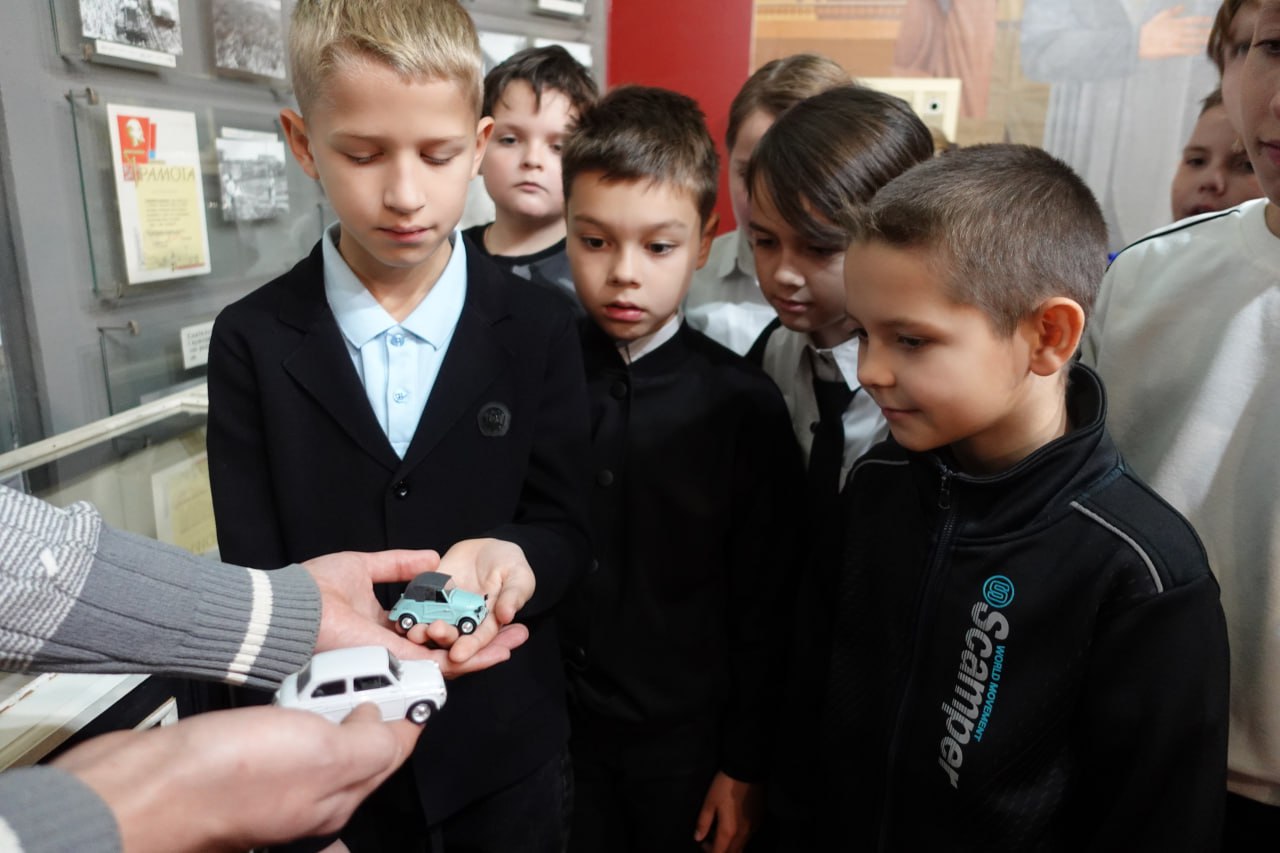 В краеведческом музее ко Дню автомобилиста открыта выставка моделей автомобилей «Автолегенды СССР» В краеведческом музее ко Дню автомобилиста открыта выставка моделей автомобилей «Автолегенды СССР»