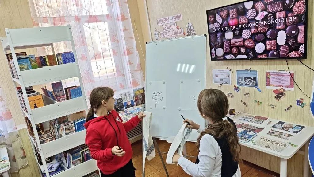 Красивый фантик облачает, Во рту сладка и вкусно тает Красивый фантик облачает, Во рту сладка и вкусно тает