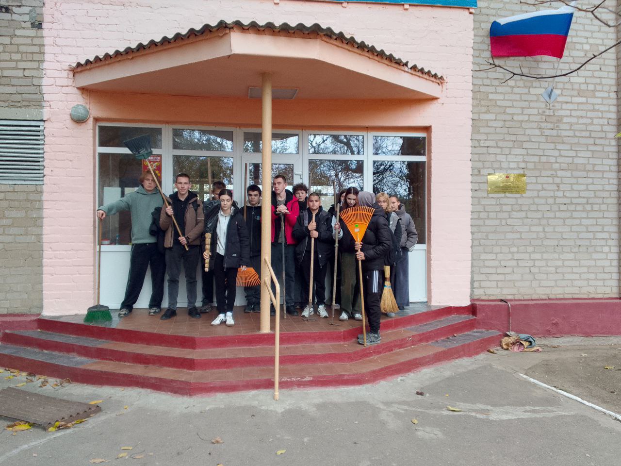 Никогда не забудем!. В преддверии дня освобождения родного села от немецко - фашистских захватчиков 23 октября старшеклассники и активисты Движения первых ГБУ ОО ЗО "Розовская СОШ №29" привели в порядок Братскую могилу... Никогда не забудем!. В преддверии дня освобождения родного села от немецко - фашистских захватчиков 23 октября старшеклассники и активисты Движения первых ГБУ ОО ЗО "Розовская СОШ №29" привели в порядок Братскую могилу...