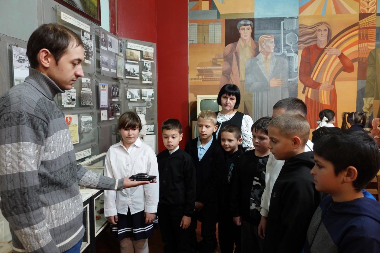 В краеведческом музее ко Дню автомобилиста открыта выставка моделей автомобилей «Автолегенды СССР» В краеведческом музее ко Дню автомобилиста открыта выставка моделей автомобилей «Автолегенды СССР»