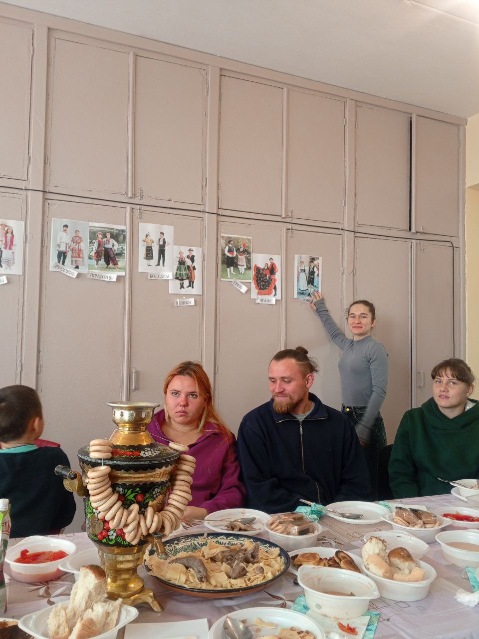 Ко Дню народного единства кружковцы Степановского Первого СДК вместе со своими руководителями и родителями подготовили яркий и "вкусный" праздник "Национальные блюда народов Запорожской области" Ко Дню народного единства кружковцы Степановского Первого СДК вместе со своими руководителями и родителями подготовили яркий и "вкусный" праздник "Национальные блюда народов Запорожской области"