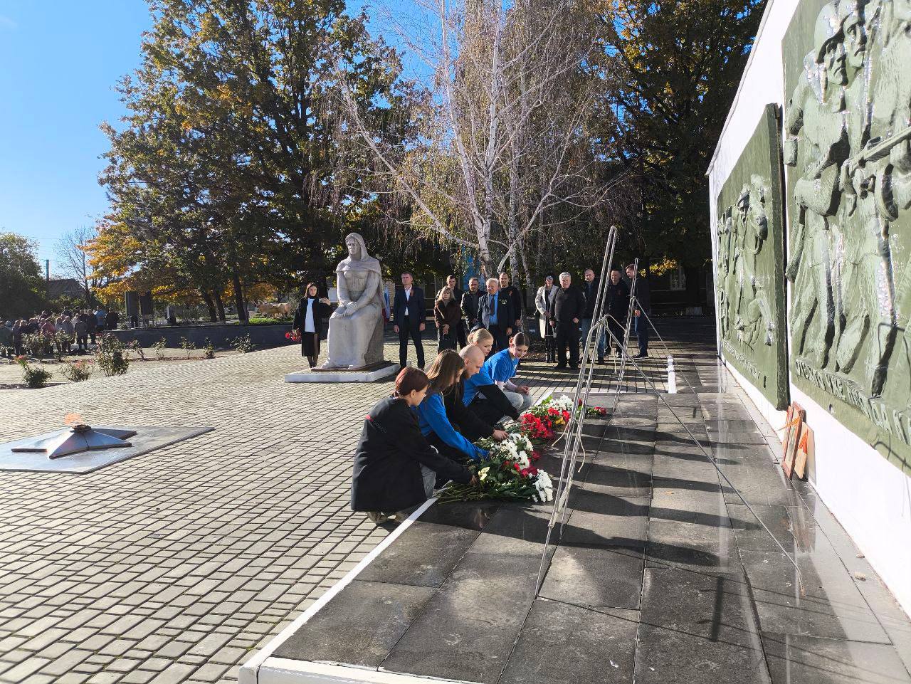 Алёна Трокай: Торжественное возложение цветов в День освобождения пгт Веселое Алёна Трокай: Торжественное возложение цветов в День освобождения пгт Веселое