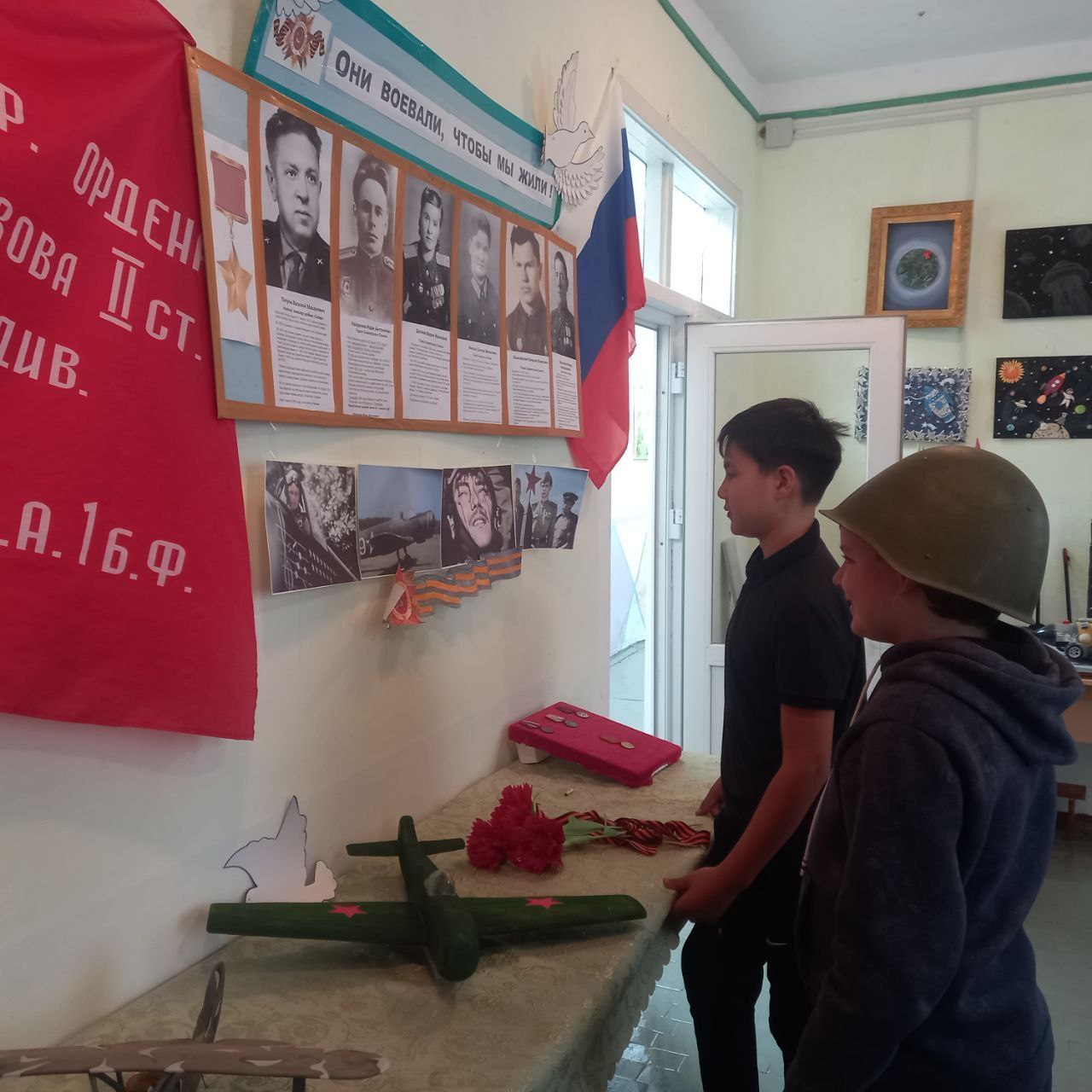 Воспитанники Михайловского Центра детского творчества чтут память освободителей края от немецко-фашистских захватчиков Воспитанники Михайловского Центра детского творчества чтут память освободителей края от немецко-фашистских захватчиков