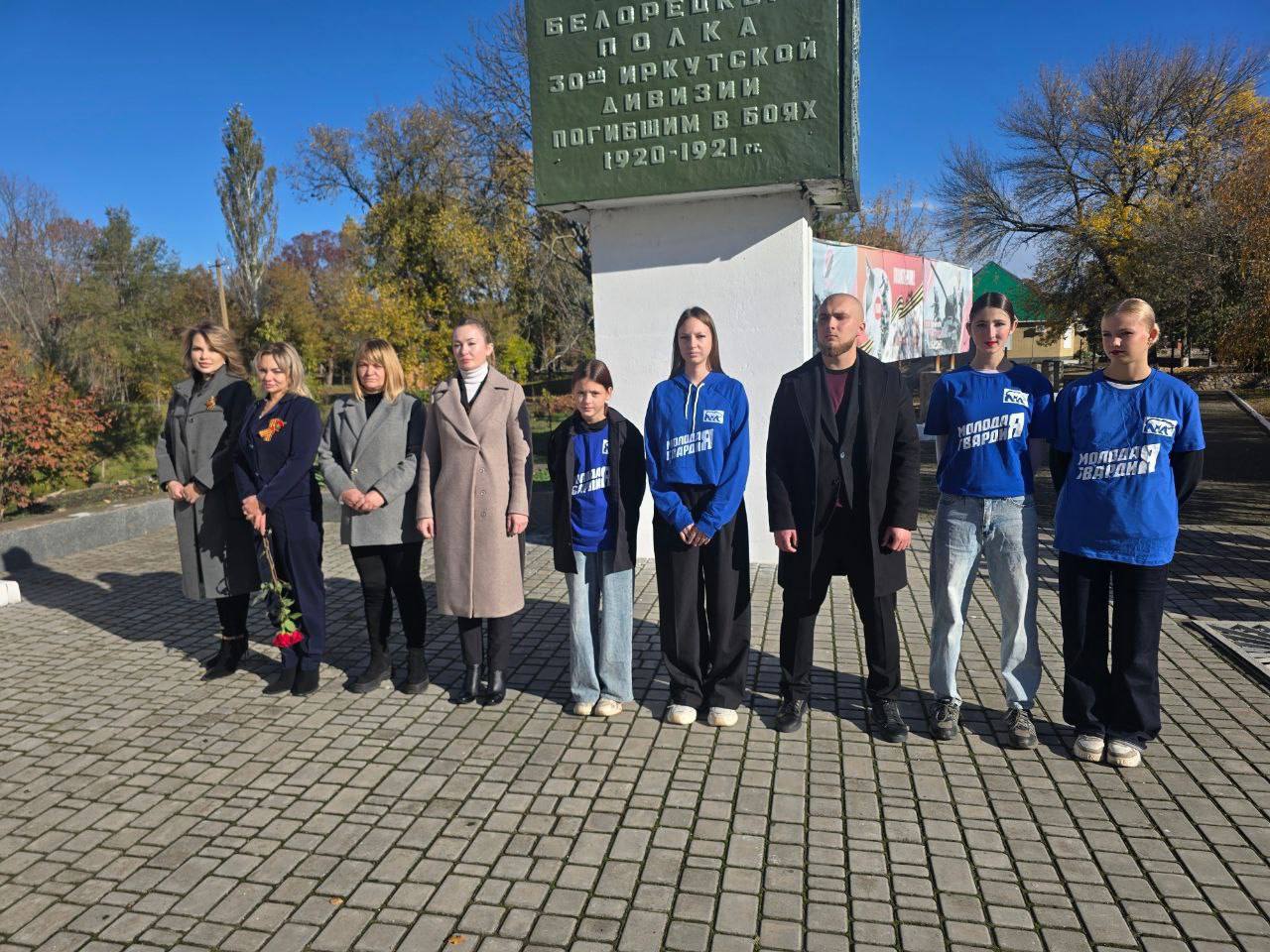 Алёна Трокай: Торжественное возложение цветов в День освобождения пгт Веселое Алёна Трокай: Торжественное возложение цветов в День освобождения пгт Веселое