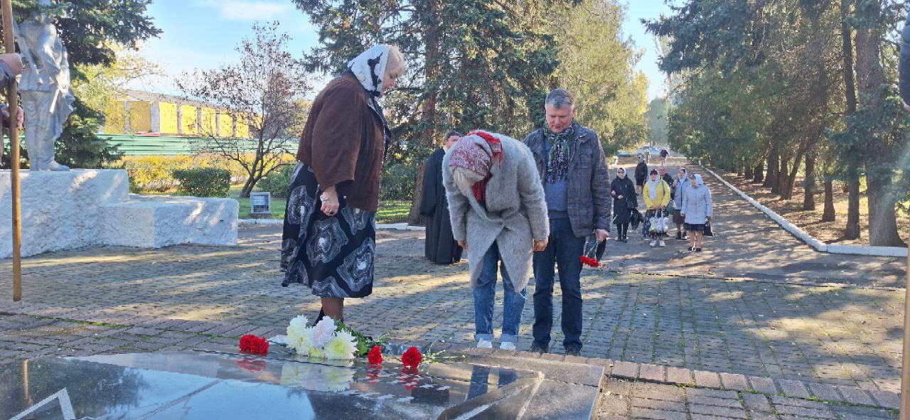 ПАМЯТЬ СИЛЬНЕЕ ВРЕМЕНИ. 26 октября в г. Васильевка состоялась панихида по воинам-освободителям, которые в эти дни в 1943 году, ценой огромных потерь, освободили наш город от фашистской оккупации ПАМЯТЬ СИЛЬНЕЕ ВРЕМЕНИ. 26 октября в г. Васильевка состоялась панихида по воинам-освободителям, которые в эти дни в 1943 году, ценой огромных потерь, освободили наш город от фашистской оккупации