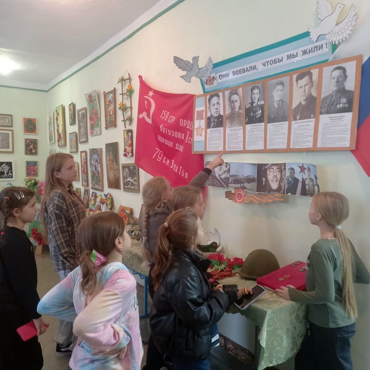 Воспитанники Михайловского Центра детского творчества чтут память освободителей края от немецко-фашистских захватчиков Воспитанники Михайловского Центра детского творчества чтут память освободителей края от немецко-фашистских захватчиков