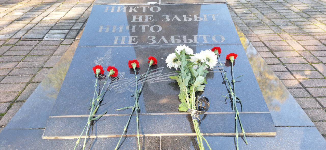 ПАМЯТЬ СИЛЬНЕЕ ВРЕМЕНИ. 26 октября в г. Васильевка состоялась панихида по воинам-освободителям, которые в эти дни в 1943 году, ценой огромных потерь, освободили наш город от фашистской оккупации ПАМЯТЬ СИЛЬНЕЕ ВРЕМЕНИ. 26 октября в г. Васильевка состоялась панихида по воинам-освободителям, которые в эти дни в 1943 году, ценой огромных потерь, освободили наш город от фашистской оккупации