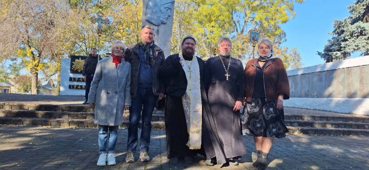ПАМЯТЬ СИЛЬНЕЕ ВРЕМЕНИ. 26 октября в г. Васильевка состоялась панихида по воинам-освободителям, которые в эти дни в 1943 году, ценой огромных потерь, освободили наш город от фашистской оккупации ПАМЯТЬ СИЛЬНЕЕ ВРЕМЕНИ. 26 октября в г. Васильевка состоялась панихида по воинам-освободителям, которые в эти дни в 1943 году, ценой огромных потерь, освободили наш город от фашистской оккупации