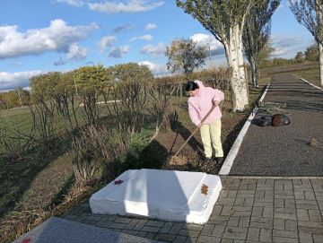 Молодежные активисты совместно с делопроизводителем села Нововладимировка провели благоустройство памятных мест