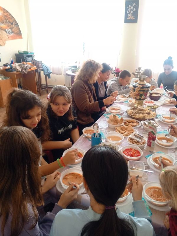 Ко Дню народного единства кружковцы Степановского Первого СДК вместе со своими руководителями и родителями подготовили яркий и "вкусный" праздник "Национальные блюда народов Запорожской области" Ко Дню народного единства кружковцы Степановского Первого СДК вместе со своими руководителями и родителями подготовили яркий и "вкусный" праздник "Национальные блюда народов Запорожской области"