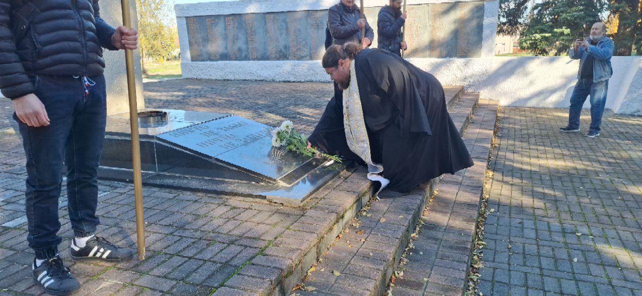 ПАМЯТЬ СИЛЬНЕЕ ВРЕМЕНИ. 26 октября в г. Васильевка состоялась панихида по воинам-освободителям, которые в эти дни в 1943 году, ценой огромных потерь, освободили наш город от фашистской оккупации ПАМЯТЬ СИЛЬНЕЕ ВРЕМЕНИ. 26 октября в г. Васильевка состоялась панихида по воинам-освободителям, которые в эти дни в 1943 году, ценой огромных потерь, освободили наш город от фашистской оккупации