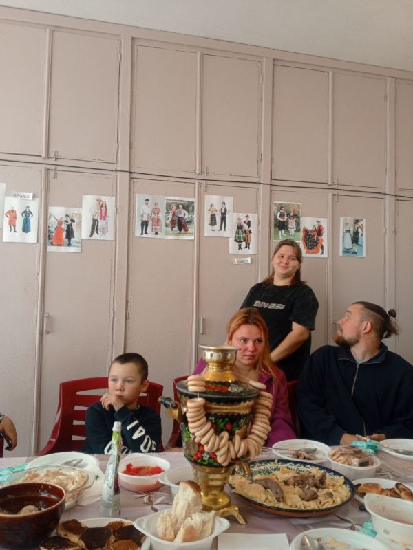 Ко Дню народного единства кружковцы Степановского Первого СДК вместе со своими руководителями и родителями подготовили яркий и "вкусный" праздник "Национальные блюда народов Запорожской области" Ко Дню народного единства кружковцы Степановского Первого СДК вместе со своими руководителями и родителями подготовили яркий и "вкусный" праздник "Национальные блюда народов Запорожской области"