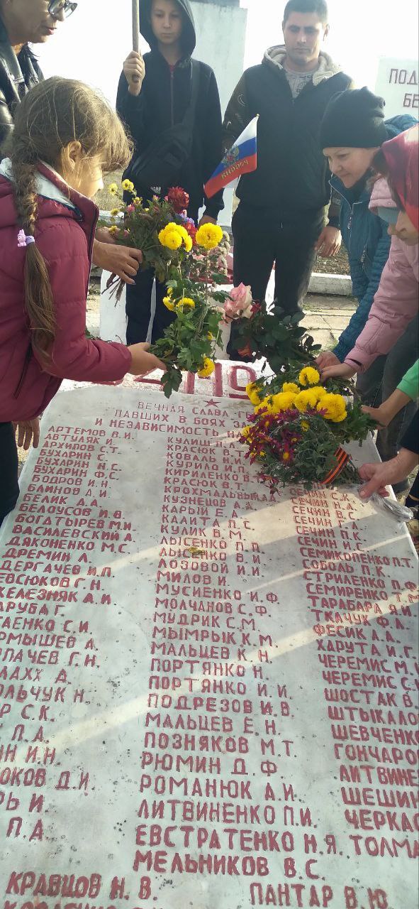 Культработники Переможного и Петровки организовали памятные мероприятия, посвященные Дню освобождения Акимовского района от немецко-фашистских захватчиков Культработники Переможного и Петровки организовали памятные мероприятия, посвященные Дню освобождения Акимовского района от немецко-фашистских захватчиков