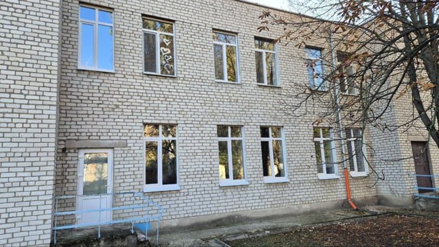 Пензенцы смонтировали подоконники, отливы и откосы в Детской школе искусств Токмака Пензенцы смонтировали подоконники, отливы и откосы в Детской школе искусств Токмака