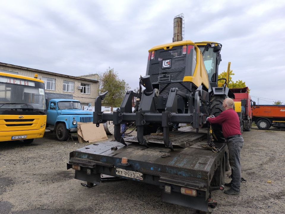 В Акимовском районе - новый грейдер В Акимовском районе - новый грейдер