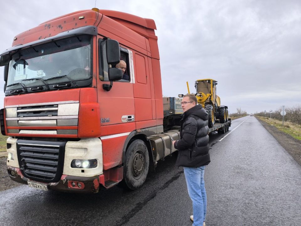 В Акимовском районе - новый грейдер В Акимовском районе - новый грейдер