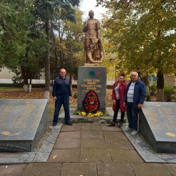 Сотрудники Центра детского творчества возложили цветы к памятнику на территории бывшего колхоза «Знамя коммунизма»