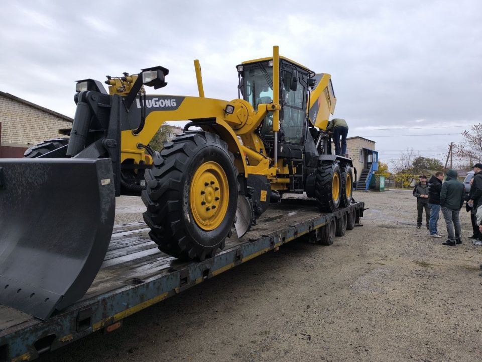 В Акимовском районе - новый грейдер В Акимовском районе - новый грейдер