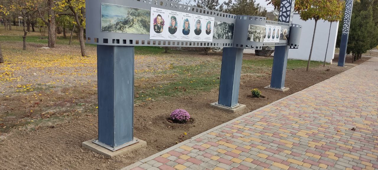 На Аллее Славы в Акимовке теперь растут живые цветы На Аллее Славы в Акимовке теперь растут живые цветы