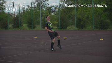 Народный фронт передал спортивной школе Куйбышевского округа 338 пар и 5 велосипедов