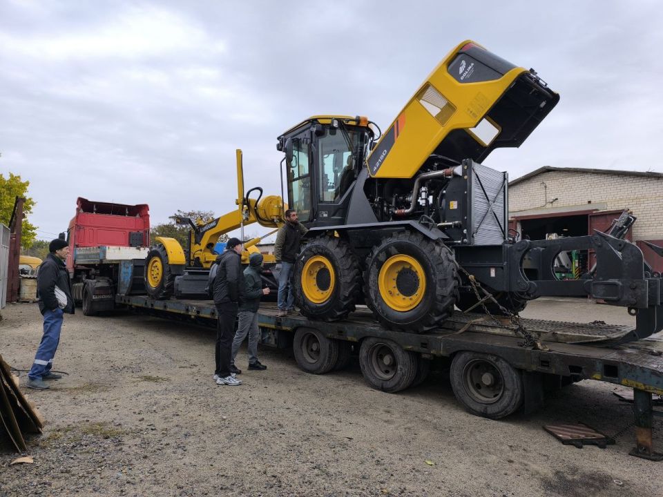 В Акимовском районе - новый грейдер В Акимовском районе - новый грейдер