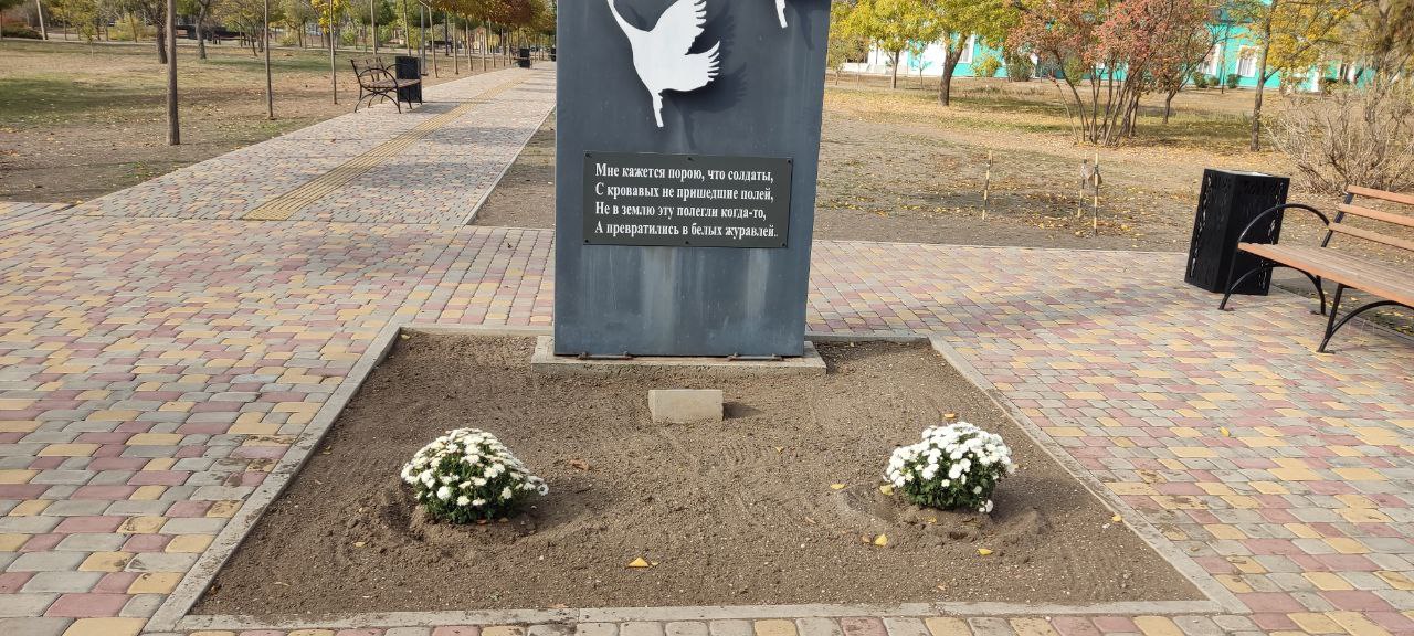На Аллее Славы в Акимовке теперь растут живые цветы На Аллее Славы в Акимовке теперь растут живые цветы