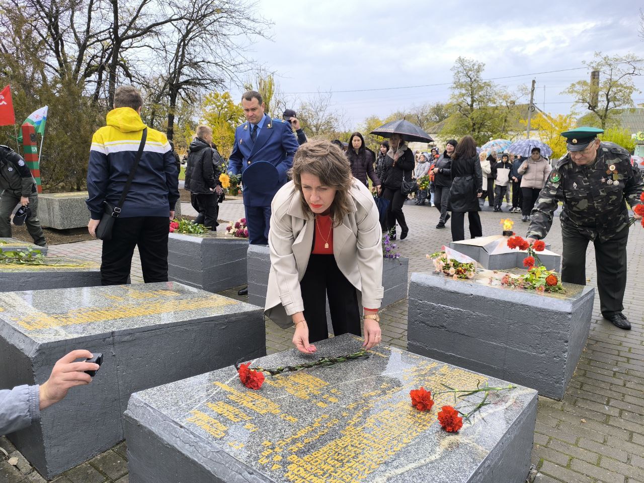 Наш общий долг — быть достойными наследниками и защищать память тех, кто совершил великий подвиг во имя нашей Родины Наш общий долг — быть достойными наследниками и защищать память тех, кто совершил великий подвиг во имя нашей Родины