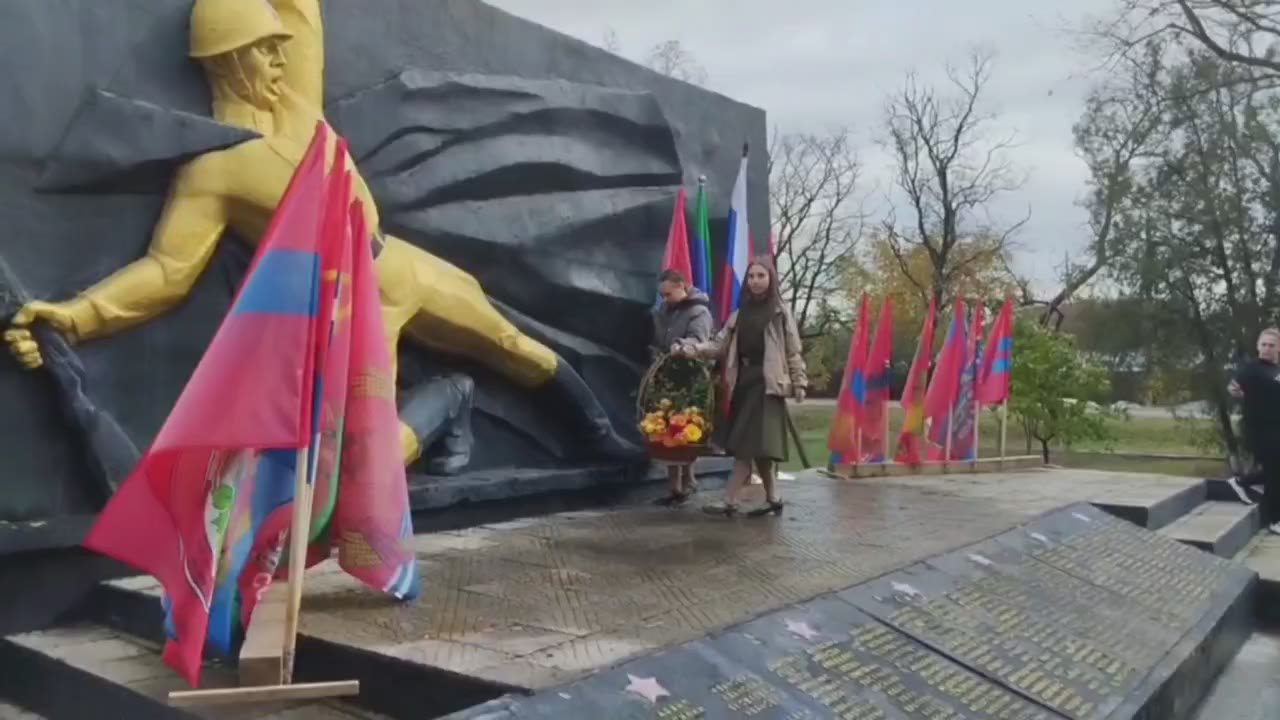 28 октября Розовская средняя школа №29 совместно с Розовским сельским домом культуры и библиотекой организовали торжественные мероприятия, посвященные Дню освобождения села Розовка от немецко-фашистских захватчиков