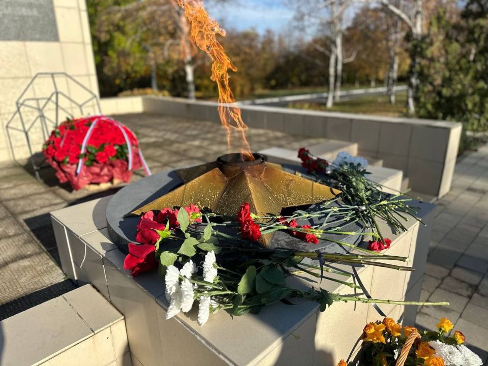 Наталья Романиченко: В честь 82-й годовщины освобождения Васильевского района от немецко-фашистских захватчиков, возложили живые цветы к мемориалу воинской Славы в городе Днепрорудное Наталья Романиченко: В честь 82-й годовщины освобождения Васильевского района от немецко-фашистских захватчиков, возложили живые цветы к мемориалу воинской Славы в городе Днепрорудное