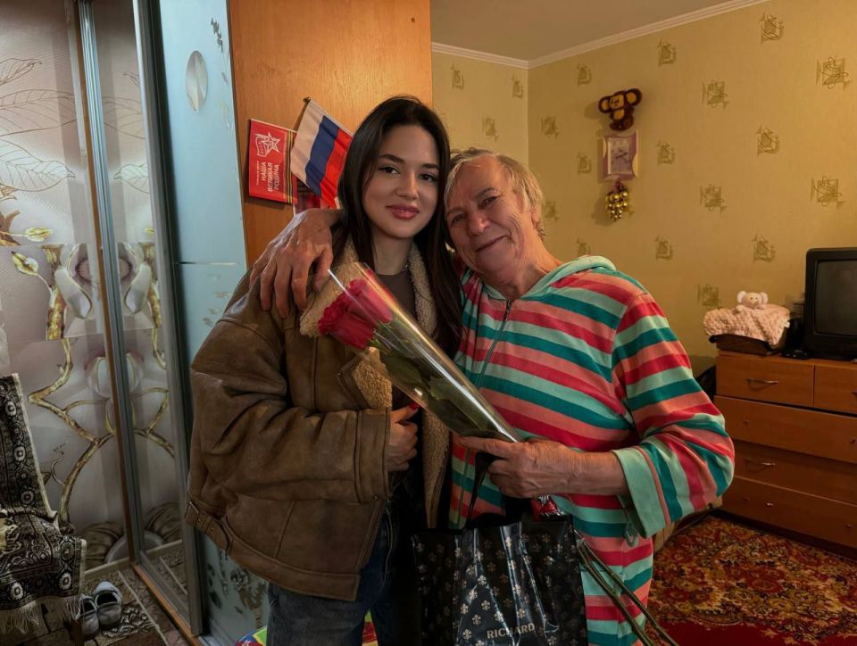 «Бабушки и дедушки — это корни семьи, которые дают нам крылья.» «Бабушки и дедушки — это корни семьи, которые дают нам крылья.»