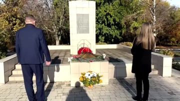 Наталья Романиченко: В честь 82-й годовщины освобождения Васильевского района от немецко-фашистских захватчиков, возложили живые цветы к мемориалу воинской Славы в городе Днепрорудное