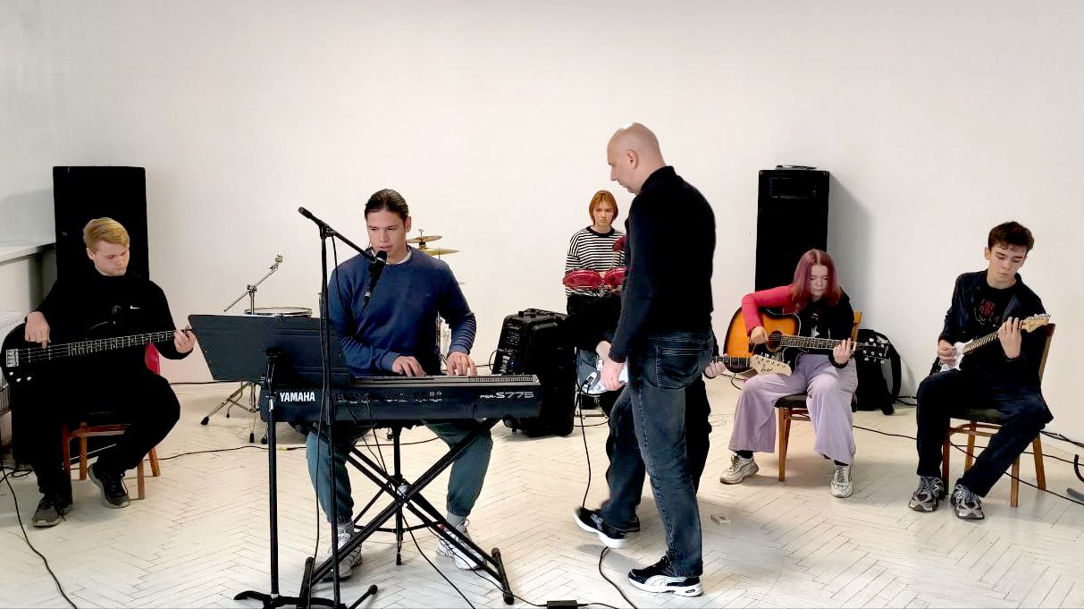 В Токмакском городском Доме культуры на базе музыкальной студии «Альянс» прошел увлекательный мастер-класс по ансамблевой игре