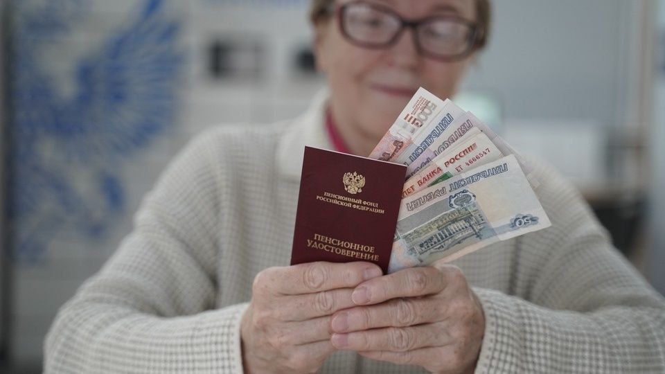 Пенсионеры снова получат двойную выплату перед Новым годом