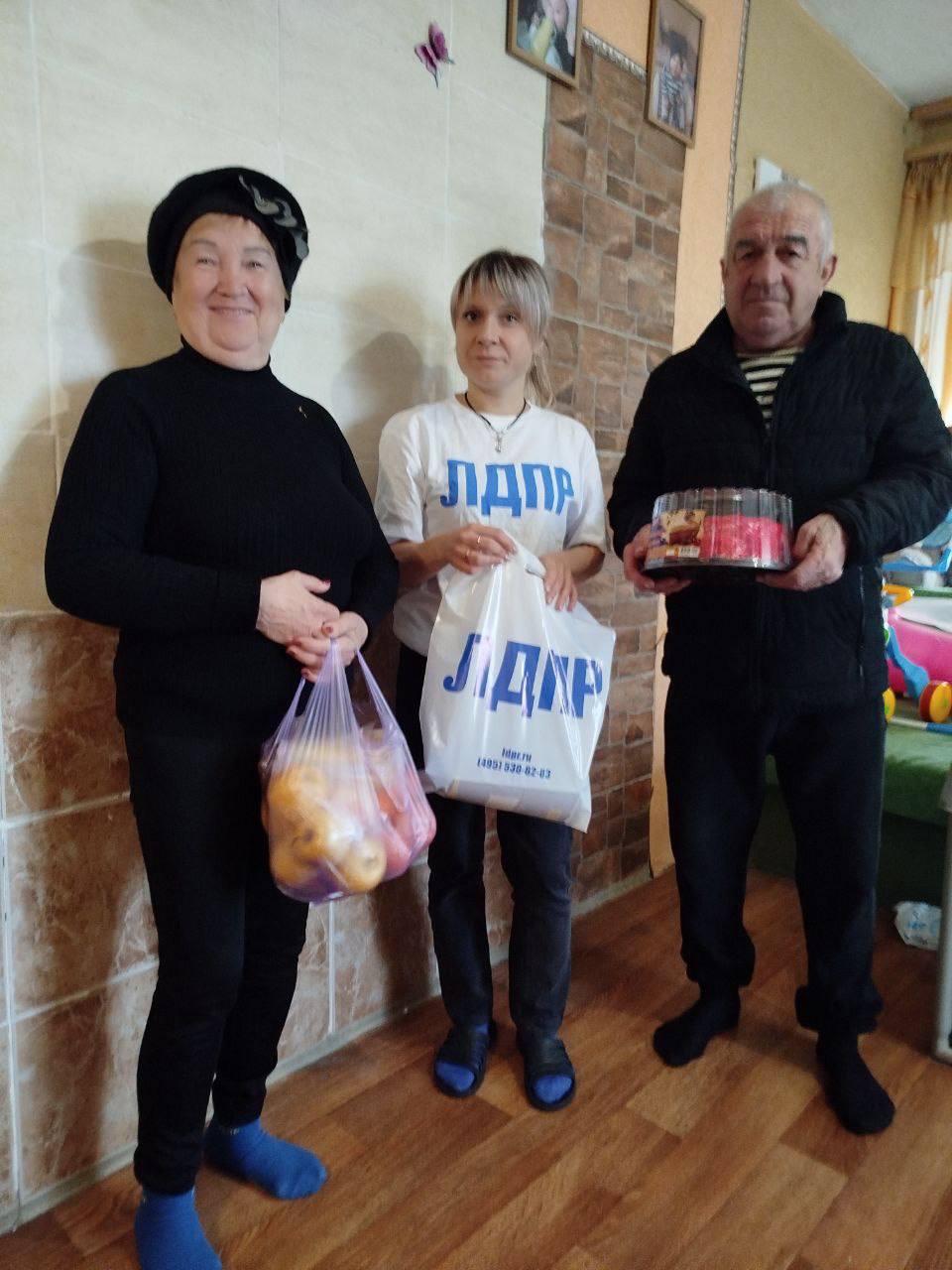 Активисты ЛДПР поздравили старшее поколение с Днём бабушек и дедушек Активисты ЛДПР поздравили старшее поколение с Днём бабушек и дедушек