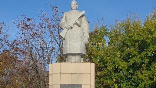 Сегодня возле мемориала погибшим воинам прошел митинг-реквием, посвященный 82-й годовщине освобождения Васильевского района от немецко-фашистских захватчиков