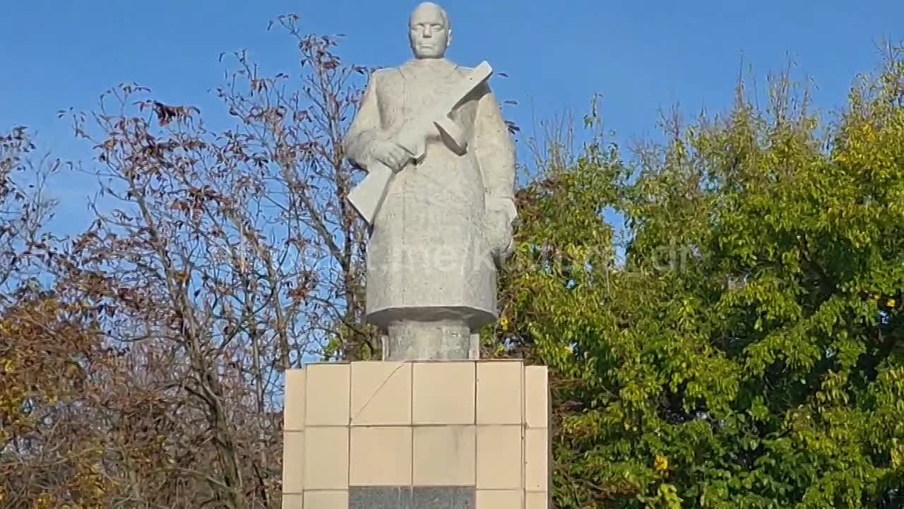 Сегодня возле мемориала погибшим воинам прошел митинг-реквием, посвященный 82-й годовщине освобождения Васильевского района от немецко-фашистских захватчиков