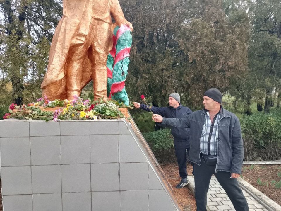 В селе Волчанское состоялся митинг, посвящённый Дню освобождению села от немецко-фашистских захватчиков с участием Волчанской СОШ, Волчанского СК, отряда Юнармии "Патриот" и начальника Давыдовского территориального отдела... В селе Волчанское состоялся митинг, посвящённый Дню освобождению села от немецко-фашистских захватчиков с участием Волчанской СОШ, Волчанского СК, отряда Юнармии "Патриот" и начальника Давыдовского территориального отдела...