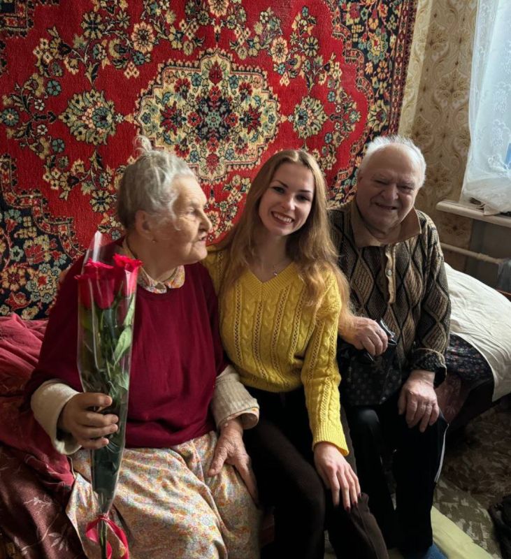 «Бабушки и дедушки — это корни семьи, которые дают нам крылья.» «Бабушки и дедушки — это корни семьи, которые дают нам крылья.»