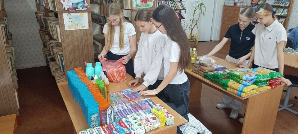 Ученики и сотрудники Вознесенской СОШ №4 внесли свой вклад в празднование Дня народного единства! Мы присоединились к Всероссийской акции «Россия – семья семей», организованной Министерством по молодежной политике... Ученики и сотрудники Вознесенской СОШ №4 внесли свой вклад в празднование Дня народного единства! Мы присоединились к Всероссийской акции «Россия – семья семей», организованной Министерством по молодежной политике...