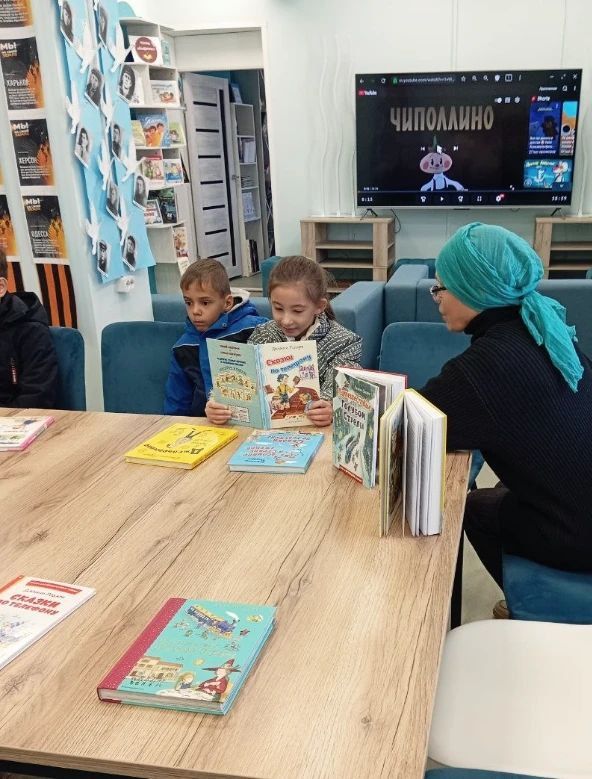 К 105-летию со дня рождения итальянского сказочника, детского писателя Джованни Франческо Родари в Новоданиловской сельской библиотеке проведено "Путешествие с Джанни Родари на Голубой Стреле" К 105-летию со дня рождения итальянского сказочника, детского писателя Джованни Франческо Родари в Новоданиловской сельской библиотеке проведено "Путешествие с Джанни Родари на Голубой Стреле"