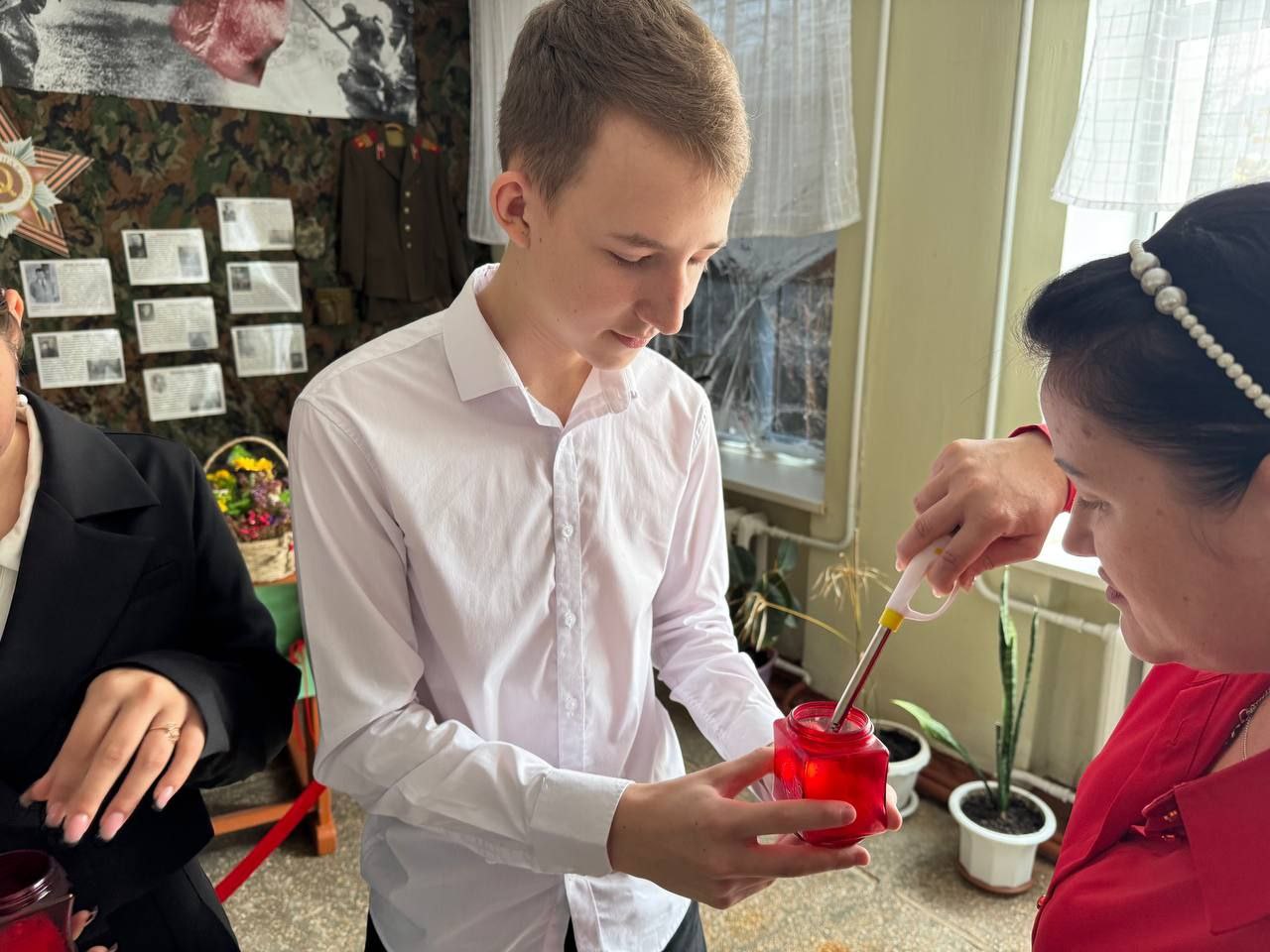 Листва шепчет имена.... Сегодня сердце нашего села забилось в такт с историей. В день освобождения села от немецко-фашистских захватчиков ученики 9-го класса имени Юрия Стельмаха Новоданиловской школы №32 провели... Листва шепчет имена.... Сегодня сердце нашего села забилось в такт с историей. В день освобождения села от немецко-фашистских захватчиков ученики 9-го класса имени Юрия Стельмаха Новоданиловской школы №32 провели...