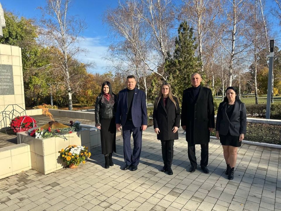 Наталья Романиченко: В честь 82-й годовщины освобождения Васильевского района от немецко-фашистских захватчиков, возложили живые цветы к мемориалу воинской Славы в городе Днепрорудное Наталья Романиченко: В честь 82-й годовщины освобождения Васильевского района от немецко-фашистских захватчиков, возложили живые цветы к мемориалу воинской Славы в городе Днепрорудное