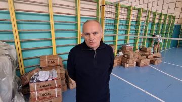 Народный фронт передал спортивной школе Куйбышевского округа 338 пар кроссовок и 5 велосипедов