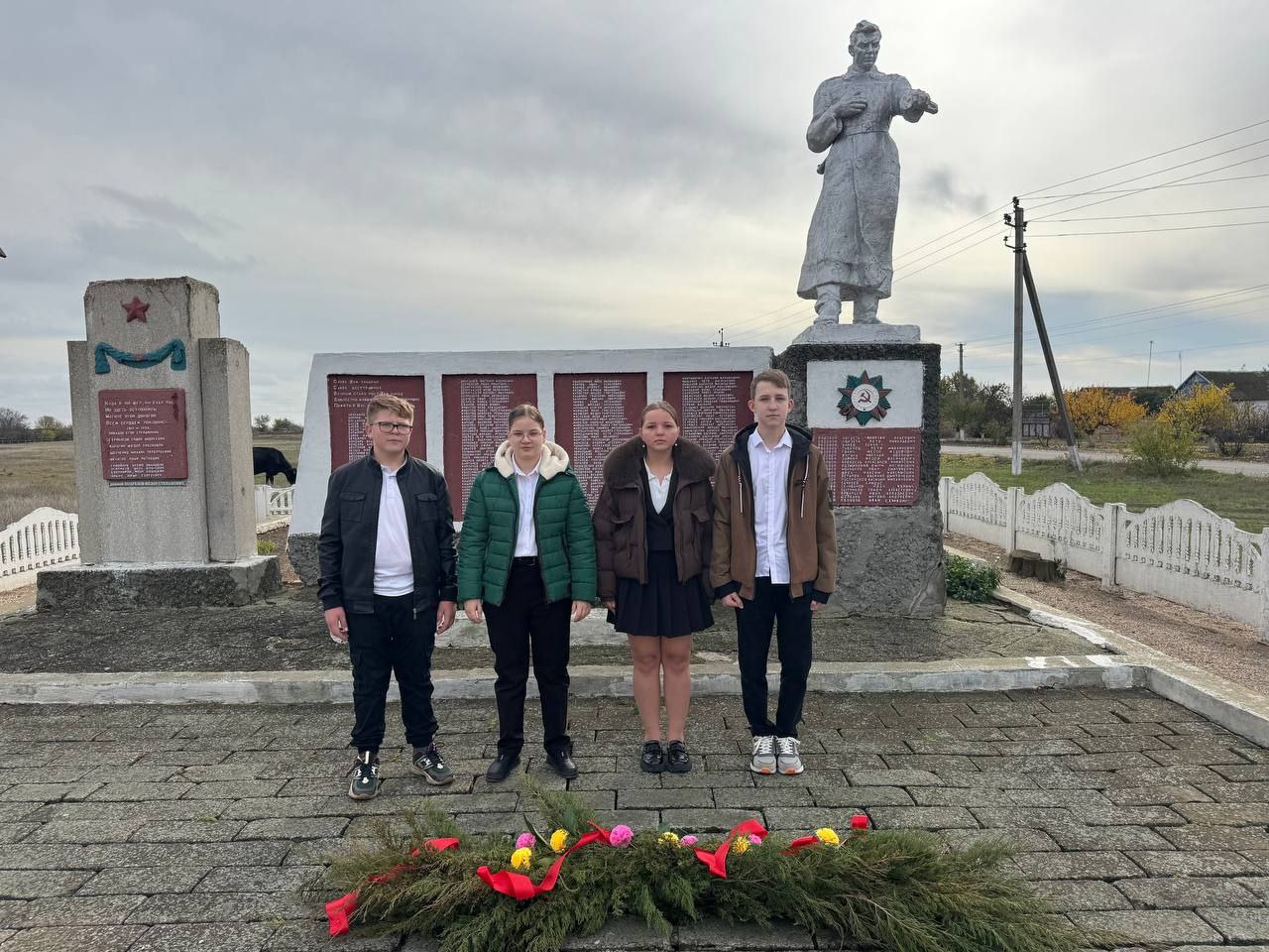 Листва шепчет имена.... Сегодня сердце нашего села забилось в такт с историей. В день освобождения села от немецко-фашистских захватчиков ученики 9-го класса имени Юрия Стельмаха Новоданиловской школы №32 провели... Листва шепчет имена.... Сегодня сердце нашего села забилось в такт с историей. В день освобождения села от немецко-фашистских захватчиков ученики 9-го класса имени Юрия Стельмаха Новоданиловской школы №32 провели...