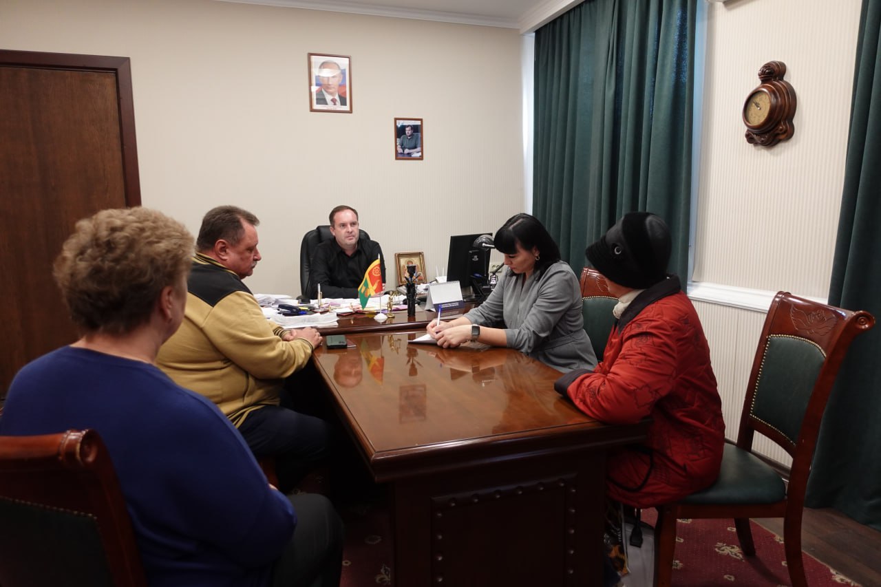 Глава Токмакского муниципального округа Александр Калмыков провел личный приём граждан Глава Токмакского муниципального округа Александр Калмыков провел личный приём граждан