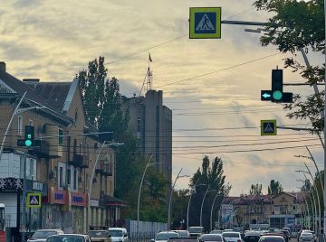 В городе Мелитополе на перекрёстке проспекта Богдана Хмельницкого и улицы Екатерины Великой светофорный объект оборудовали дополнительными секциями для осуществления беспрепятственного поворота налево